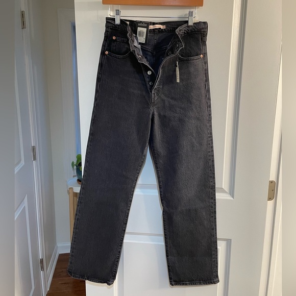 Levi’s Ribecage Straight Ankle Jeans - Picture 3 of 12